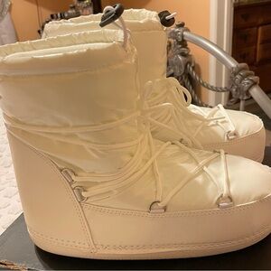 Fashion Nova Stylish White Winter Boots Size 7.5